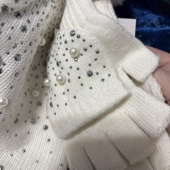 New White Faux Fur Pom-Pom Hat With Pop Over Gloves Set Studs & Pearlesque - Picture 4 of 5